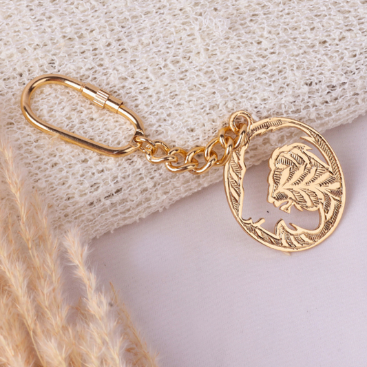 Elita Vintage Gold-Plated Finish Singal Lion Keychain, Decorative Oval Pendant with Chain Link, Brass